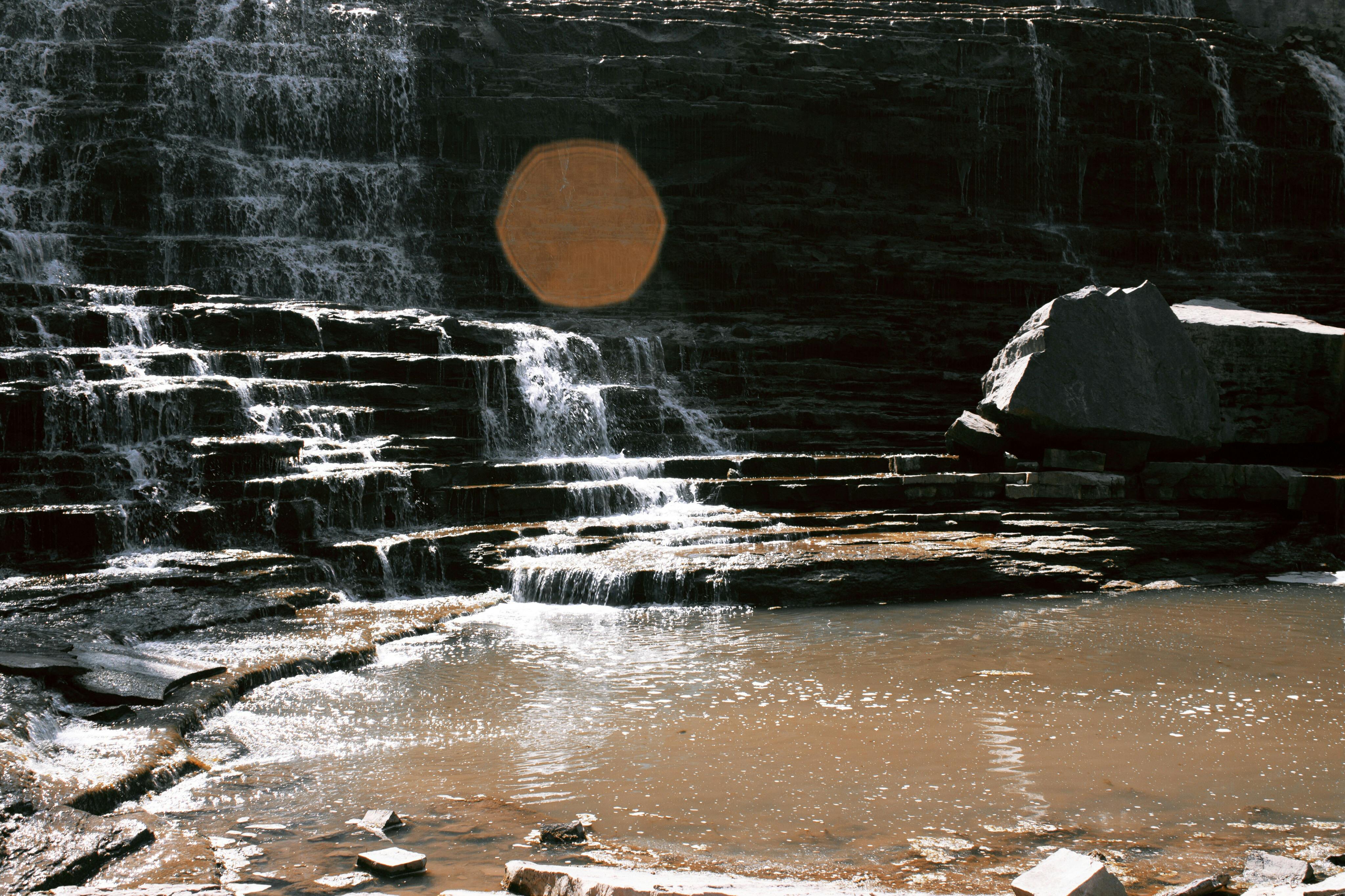 天然瀑布的水从岩石台阶上倾泻而下，环境宁静
