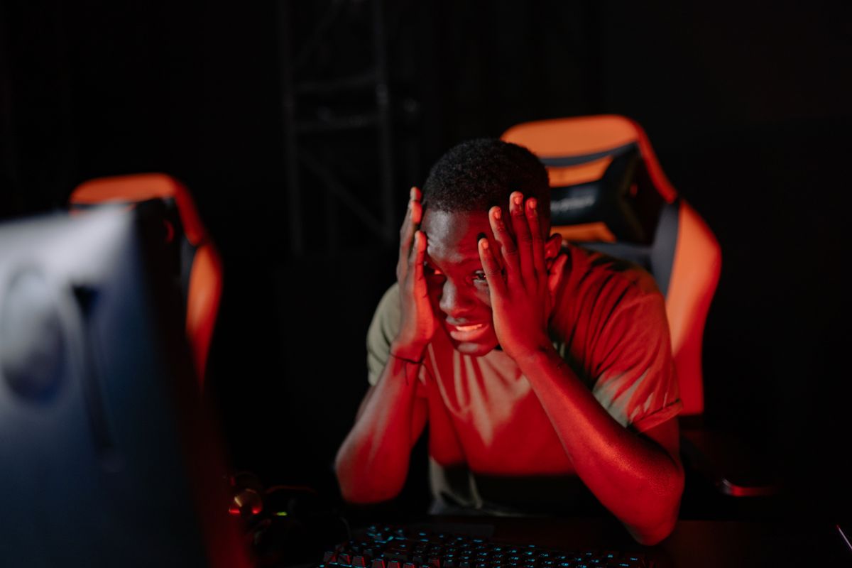 PC não liga: jogador reagindo frustrado em frente ao computador