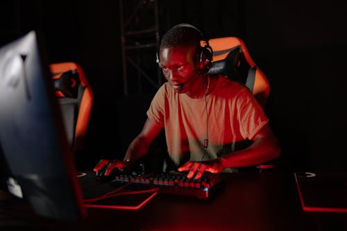 Kostnadsfria Kostnadsfri bild av afroamerikansk man, dator, datorspel Stock foto