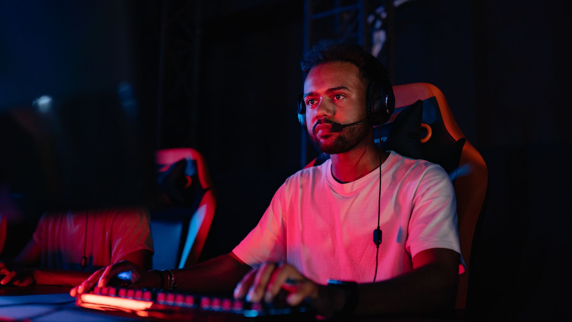 Modafinil for Esports Players: Enhancing Performance 5 A young man focuses intensely while playing in an online gaming tournament, wearing a headset — modafinil for esports players