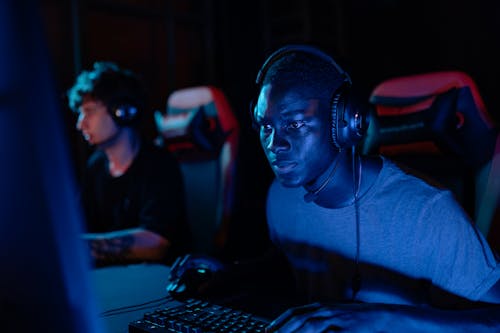 Gratis lagerfoto af afroamerikansk mand, blåt lys, computer Lagerfoto