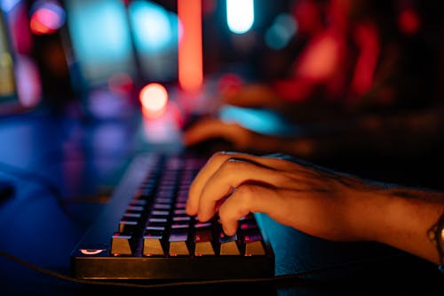 Free A Person Typing on a Keyboard Stock Photo