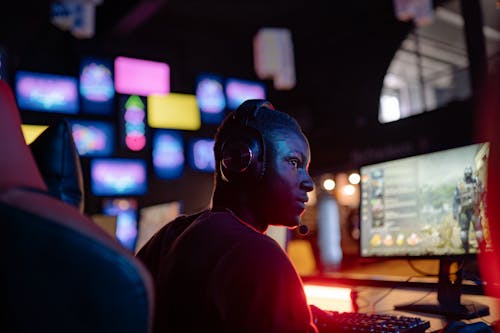 Free A Man Playing a Computer Game Stock Photo