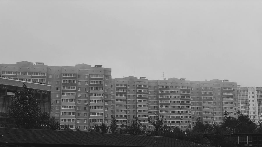Blocuri de locuințe în stil sovietic post-comunist, tipice pentru peisajul urban din Transnistria