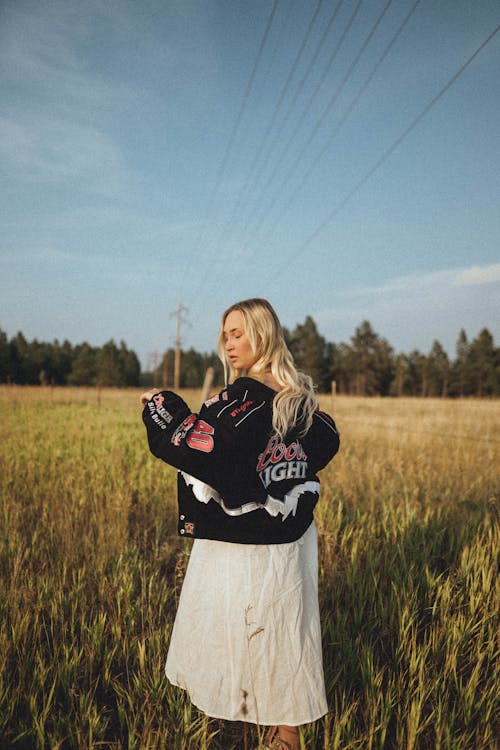 Fotobanka s bezplatnými fotkami na tému čierna bunda, človek, exteriéry