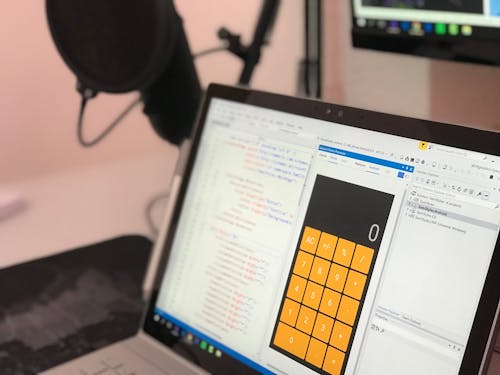 Ordenador Portátil Gris Que Muestra La Aplicación De Calculadora Con Códigos