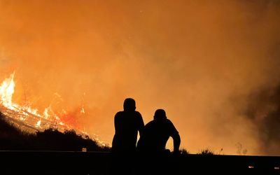Hàng nghìn người phải sơ tán khi cháy rừng lan rộng ở Nevada