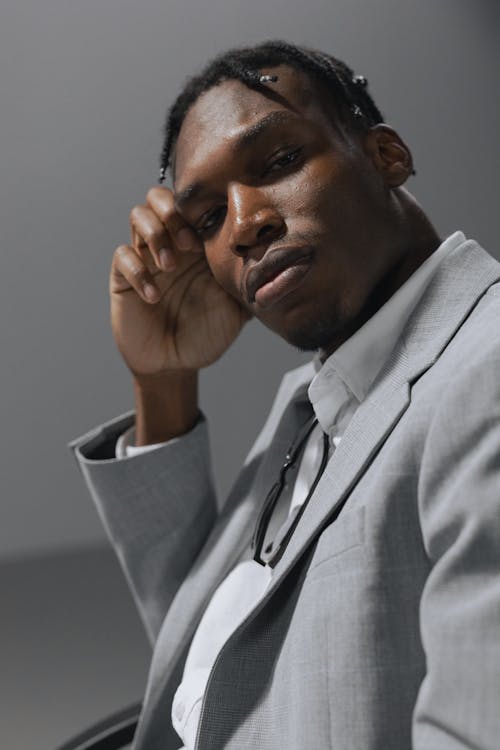Kostenloses Stock Foto zu afroamerikanischer mann, dreadlocks, grauen hintergrund