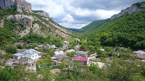 Houses Under the Green Mountains 