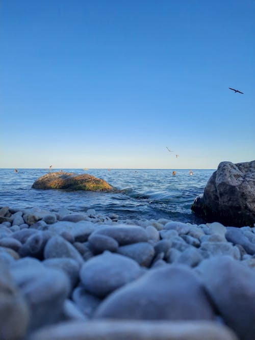Бесплатное стоковое фото с вертикальный выстрел, волны, голубое небо