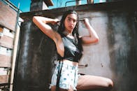 一名女子在坚韧的屋顶背景下摆出动态城市时尚造型，展现了现代风格