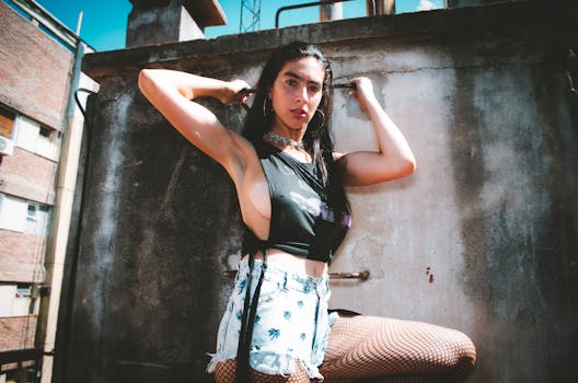 一名女子在坚韧的屋顶背景下摆出动态城市时尚造型，展现了现代风格