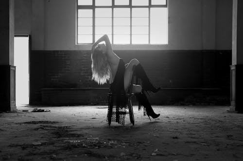 Foto d'estoc gratuïta de boudoir, fotografia creativa, retrat en blanc i negre