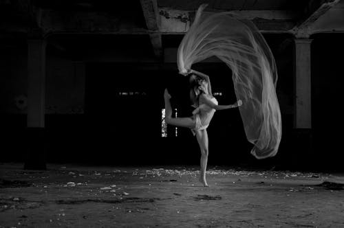 Foto d'estoc gratuïta de art de ball, fons de pantalla en blanc i negre, moviment corporal