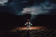 一个人的剪影在夜景中显现，营造出戏剧而神秘的氛围