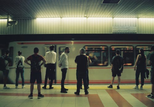 Безкоштовне стокове фото на тему «Громадський транспорт, Залізничний вокзал, люди»