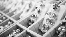 展示盒中的特写水晶耳环优雅地突出了复杂的珠宝细节