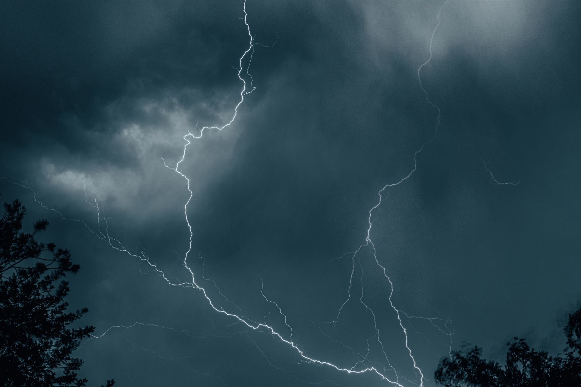 Nachtelijk onweer met uitzonderlijk zware bliksemontlading