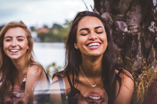 gratis Twee Vrouwen Glimlachen Stockfoto