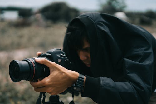 Zwarte Canon Dslr Camera Bij De Hand