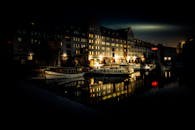 柏林的夜晚，河边的建筑和船只倒映在水面上