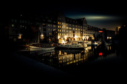 柏林的夜晚，河边的建筑和船只倒映在水面上