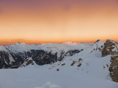 日没時に雪に覆われた山