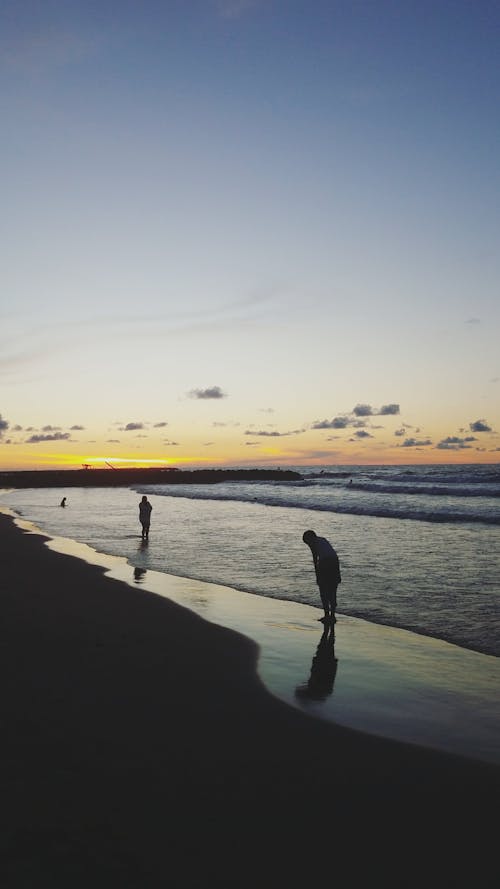 Gratis Dua Orang Di Pantai Saat Matahari Terbit Foto Stok