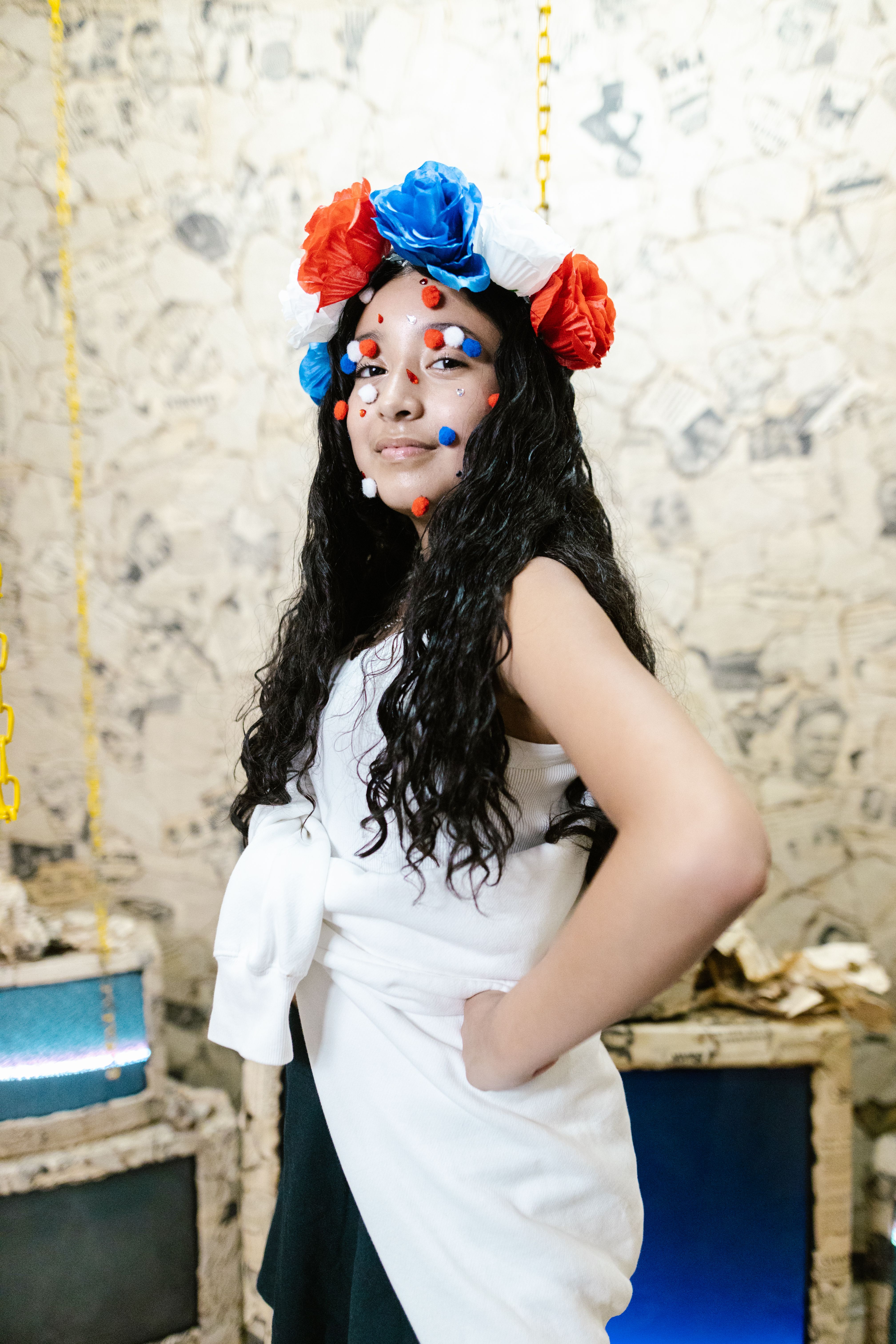Mujer En Camisa Blanca Y Pantalones Cortos De Mezclilla Azul De Pie Junto A  La Puerta Enrollable Roja · Foto de stock gratuita