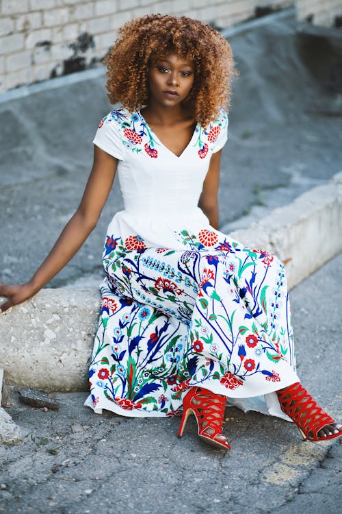 Vrouw Draagt Witte En Veelkleurige Bloemen Maxi Jurk Met V Hals