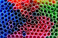 彩色吸管的特写视图构成了色彩鲜艳的抽象图案