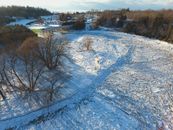 白雪覆盖的树木和冰冻的景观构成了令人惊叹的空中冬季场景