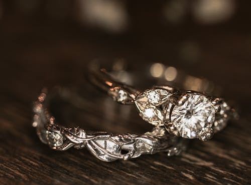 бесплатная Бесплатное стоковое фото с бриллианты, деревянная поверхность, кольца Стоковое фото