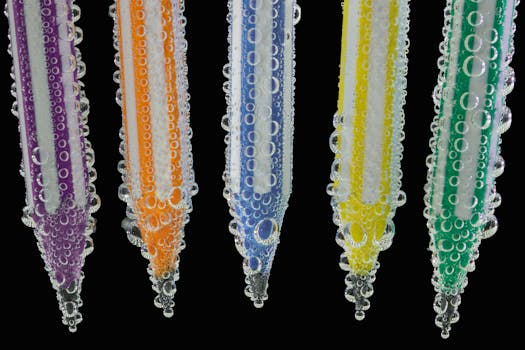 气泡环绕的彩色铅笔特写生动鲜明，背景为对比强烈的黑色