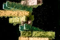 水中的五颜六色块被黑色背景的气泡覆盖