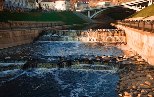 Chutes D'eau Près Du Pont Pendant La Journée