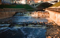 城市河流风景如画，美丽的拱门下瀑布流淌