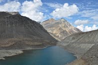 蔚蓝天空下，崎岖的山峰环绕着宁静的山间湖泊，令人惊叹