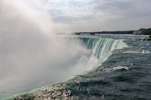 在一个明亮的薄雾笼罩的日子里，尼亚加拉大瀑布的景色令人惊叹