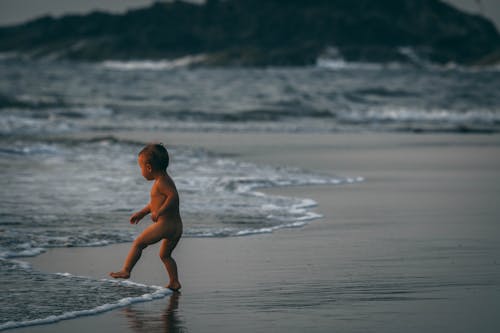 Ücretsiz Deniz Kıyısı Dalgalarının Yanında Duran çocuk Stok Fotoğraflar