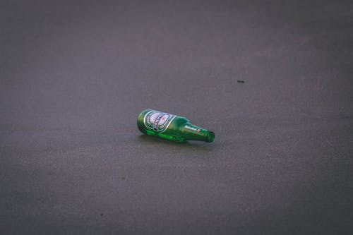 Leine Heineken Flasche Auf Dem Boden Leeren