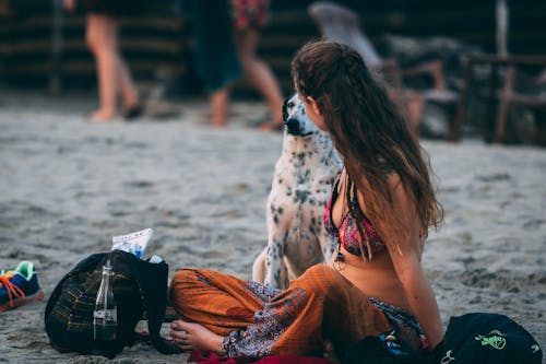 Donna Che Indossa Costume Da Bagno Rosa E Nero