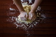 木桌上揉面团烘烤的特写非常适合烹饪主题