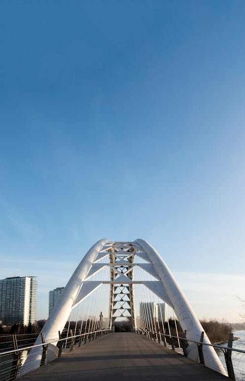 бесплатная Белый мост под голубым небом Стоковое фото
