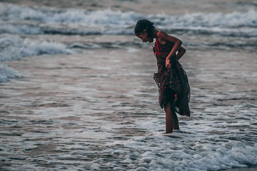 Garota Em Pé Na Praia