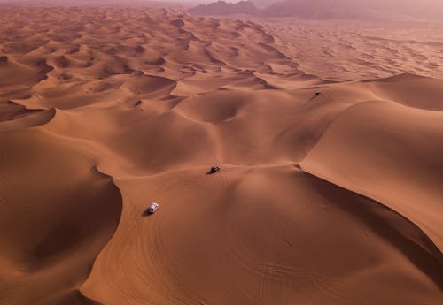 Deux Véhicules Sur Les Dunes Du Désert