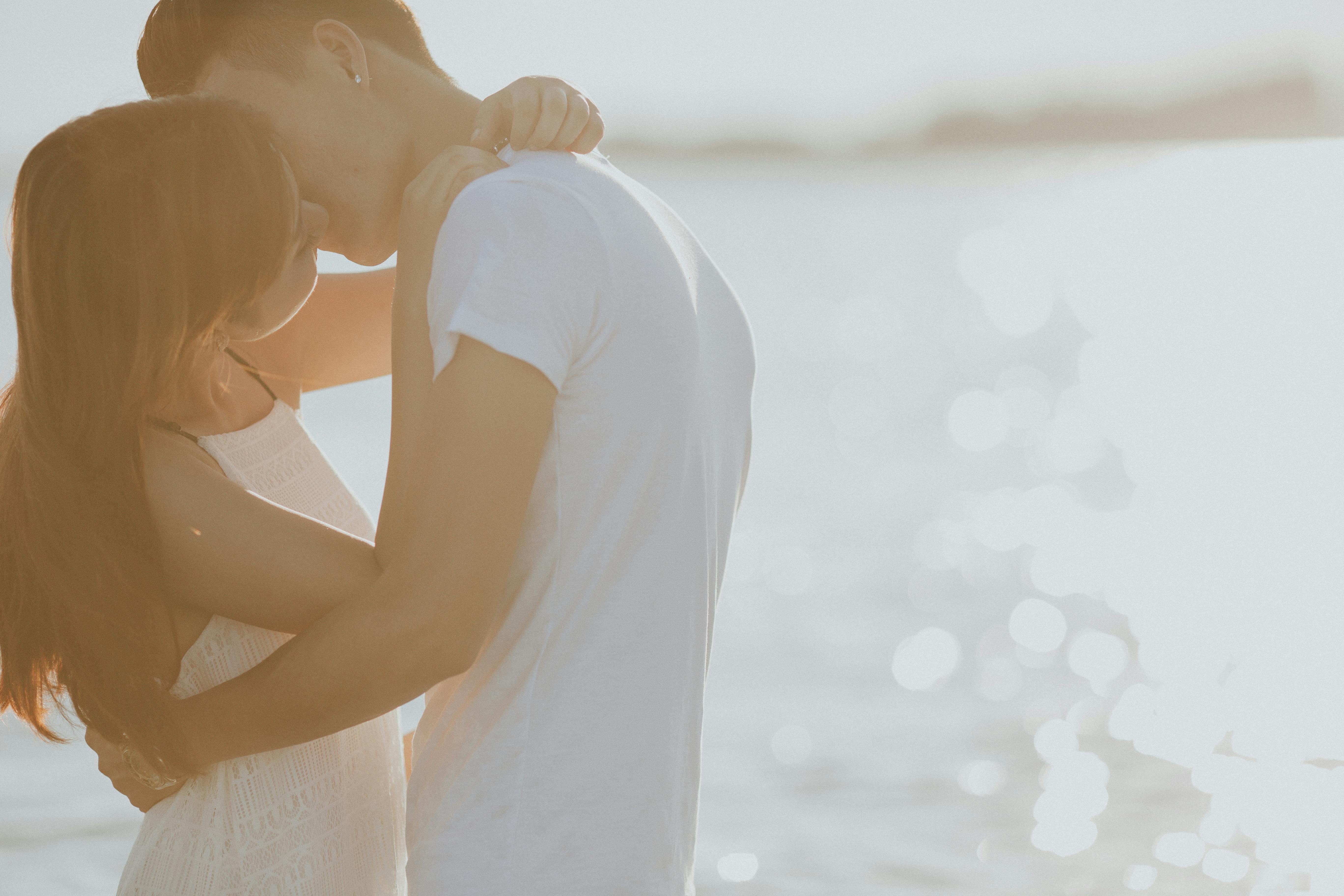 Yengeç burcunun duygusal derinliğini ve aşk uyumunu simgeleyen, gün batımında deniz kenarında birbirine sarılan romantik ve huzurlu bir çift.