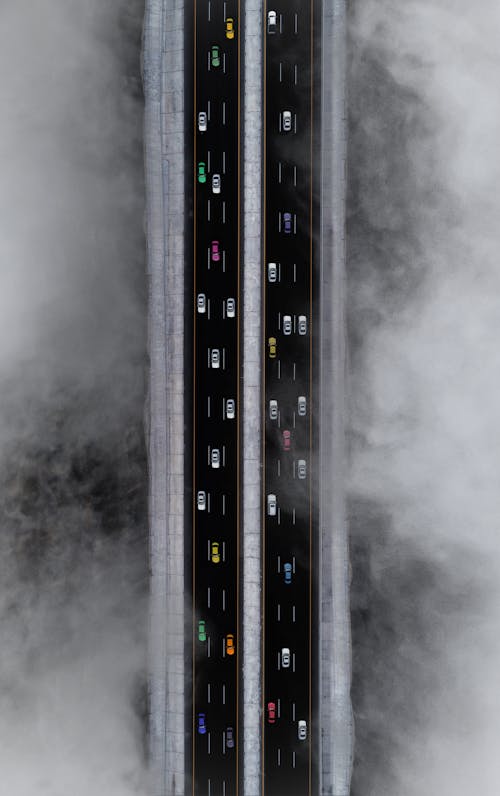 arabalar, asfalt yok, bulutlu içeren Ücretsiz stok fotoğraf