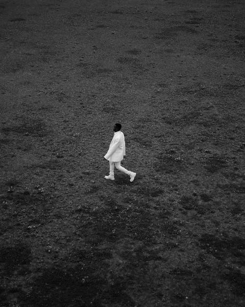 คลังภาพถ่ายฟรี ของ กางเกงสีขาว, การเดิน, ขาวดำ