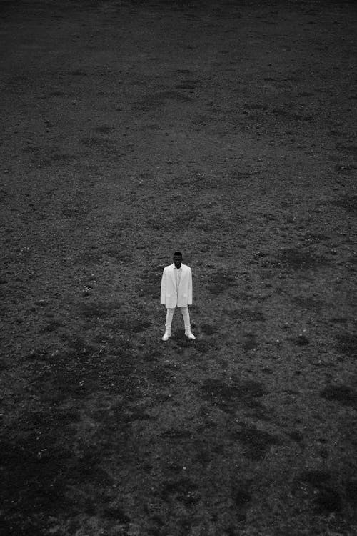 Foto In Scala Di Grigi Di Un Uomo Che Indossa Un Abito Bianco